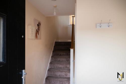 'Nomadic Nest' 2-Bed Executive Coach House + Free Parking! - Tap to explore photos
