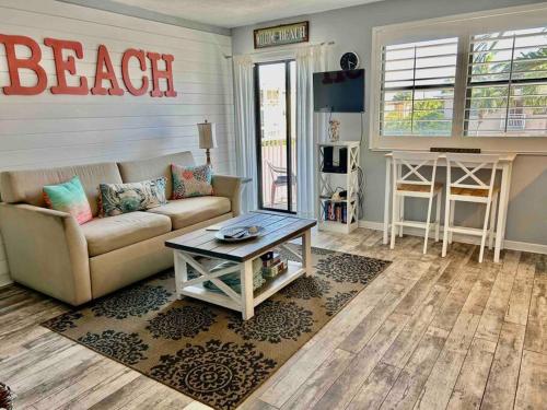 Gorgeous Beach view balcony with heated pool in St Pete Beach, USA