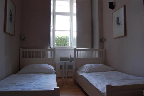 2 twin beds