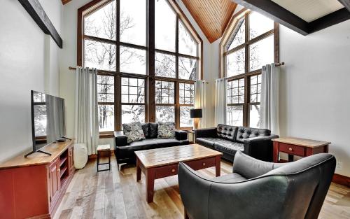 Chalet 9001 Chemin des Alpages by Les Chalets Alpins in Stoneham (QC)