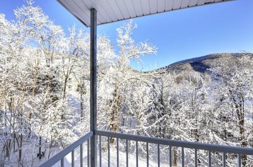 Condo 305 33 Chemin du Hameau by Les Chalets Alpins in Stoneham (QC)