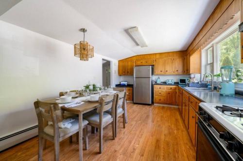 Trail-side Haven Retreat! Pet friendly in North Haven, USA