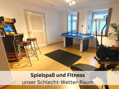 Komplettes Ferienhaus für bis zu 15 Personen mit großem Garten, Pool, Dart, Sauna-, Grill- und Fitnessbereich - Ideal für Familien