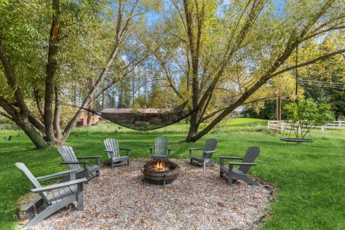 Open Sky Retreat - Hot Tub, Fire Pit, Large Yard, Comfy & Family Friendly