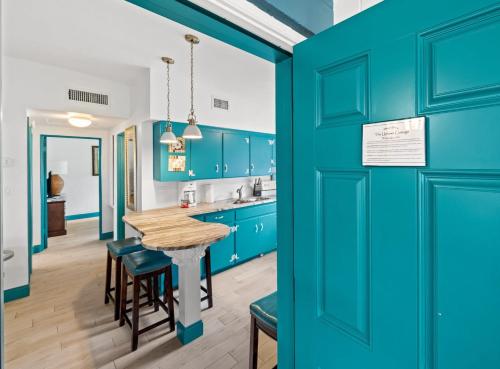 Uptown Cottage - Walk to the Beach and Restaurants in Cocoa Beach, USA