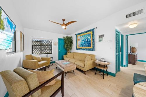 Uptown Cottage - Walk to the Beach and Restaurants in Cocoa Beach, USA