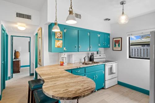 Uptown Cottage - Walk to the Beach and Restaurants in Cocoa Beach, USA