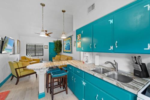 Uptown Cottage - Walk to the Beach and Restaurants in Cocoa Beach, USA