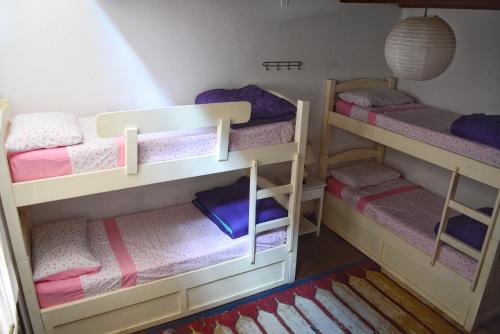 1 queen bed, 4 bunk beds