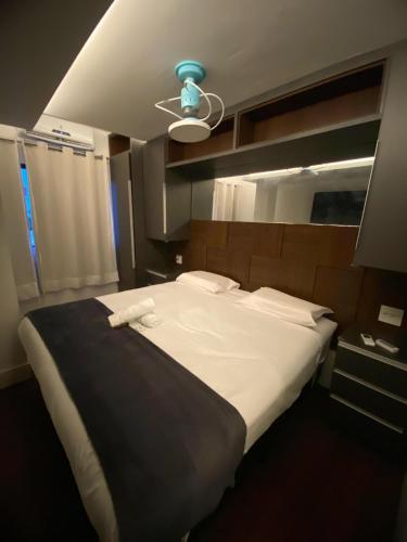 Deluxe Double or Twin Room image 3