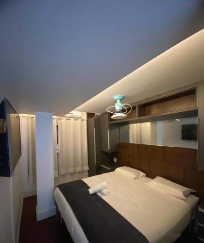 Deluxe Double or Twin Room image 4