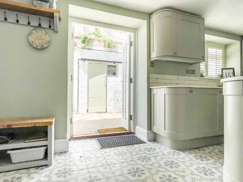 Küche, Beautiful 2 Bedroom Cottage with Private Courtyard in Arundel Centre in Arundel