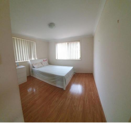 A cosy private bedroom for you (2) in Warwick Farm