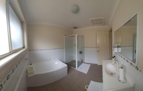 A cosy private bedroom for you (2) in Warwick Farm