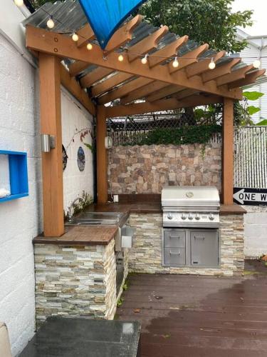 Casa Rosado @ NYC Home Pool Firepit Parking Ferry in Clifton, USA