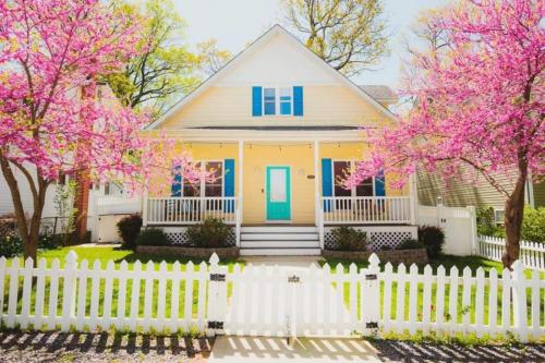 . Huge Beach Bungalow- Yard, Beach Pass, King Beds