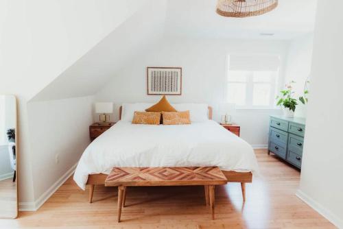 Huge Beach Bungalow- Yard, Beach Pass, King Beds in North Beach, USA