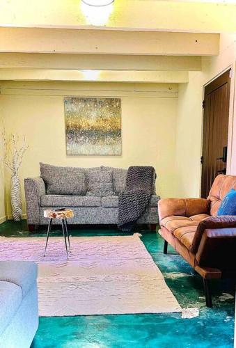 Quaint Historic Cottage in Downtown Phoenix - Tap to explore photos