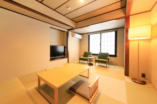 room detail thumbnail 1