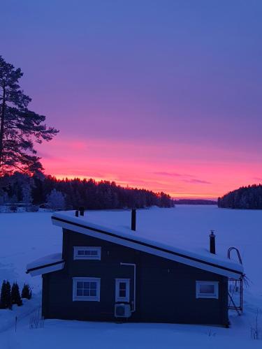 Stunning log cabin 45m2 on the shore of Kallavesi.