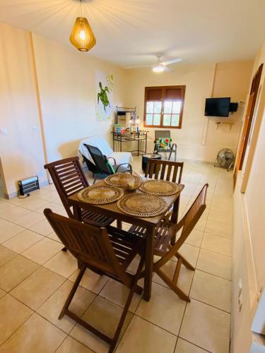 sala de TV, Villa Créole vue panoramique mer et montagne classée 3 étoiles (Villa Creole vue panoramique mer et montagne classee 3 etoiles) in Le Carbet