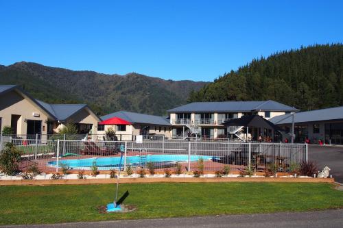 . Linkwater Motel and Backpackers