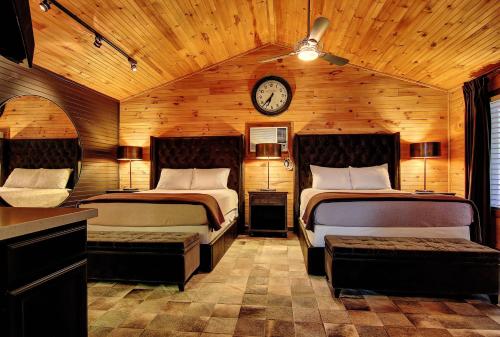 The Hideout RR 6954 in Canyon Lake, USA