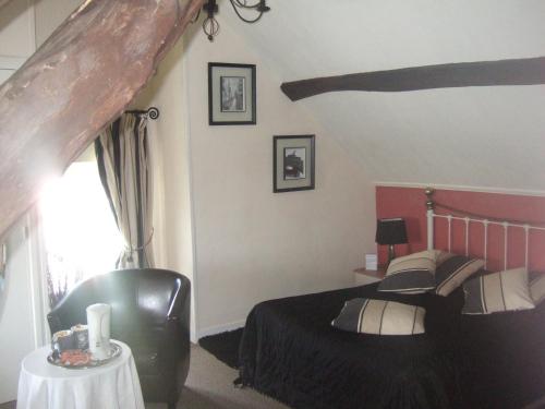 1 double bed, 1 twin bed