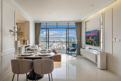Homes by IDG 3BR Retreat in City Garden - image 5