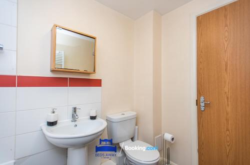 Two Bedroom Apartment By Beds Away Short Lets & Serviced Accommodation Close to Kidlington Airport and Blenheim Palace