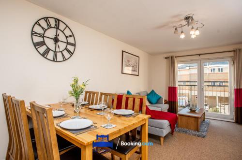 Two Bedroom Apartment By Beds Away Short Lets & Serviced Accommodation Close to Kidlington Airport and Blenheim Palace