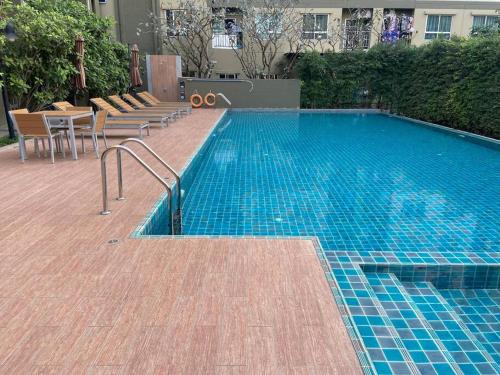 Garden Oasis Apartment: Condo Near Bangkok River near Zab Na Sanambinnam