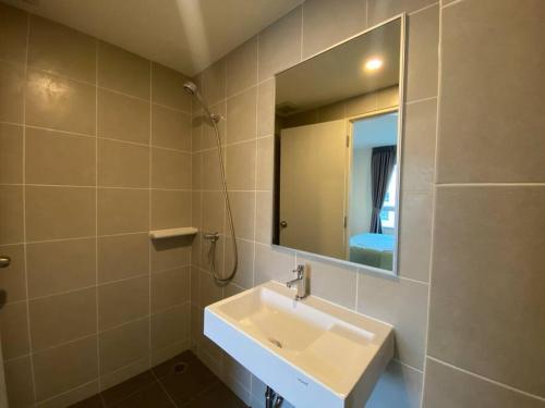 Garden Oasis Apartment: Condo Near Bangkok River near Zab Na Sanambinnam