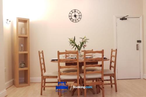 Spacious Apartment Ideal for Contractors with parking in Iffley Oxford by BedsAway - image 7