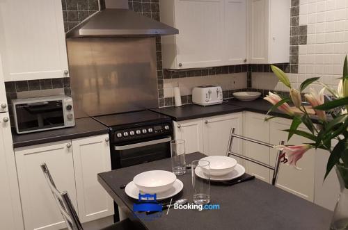 Spacious Apartment Ideal for Contractors with parking in Iffley Oxford by BedsAway - image 3