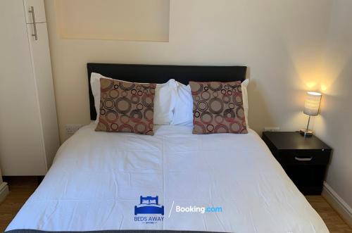 Spacious Apartment Ideal for Contractors with parking in Iffley Oxford by BedsAway - image 12