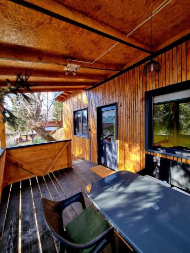 Tiny House Căsuța cocoțată - Valea Doftanei - 2camere (Tiny House Casuta cocotata - Valea Doftanei - 2camere) in เจชิลา