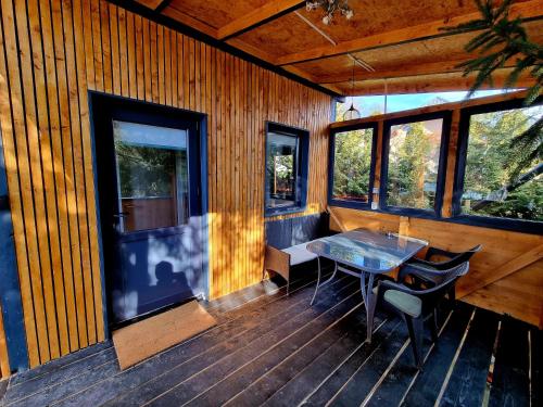Tiny House Căsuța cocoțată - Valea Doftanei - 2camere (Tiny House Casuta cocotata - Valea Doftanei - 2camere) in เจชิลา