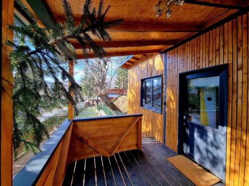 Tiny House Căsuța cocoțată - Valea Doftanei - 2camere (Tiny House Casuta cocotata - Valea Doftanei - 2camere) in เจชิลา