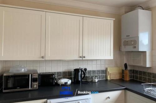 廚房, 3 Bedroom House For Contractors By Beds Away Short Lets & Serviced Accommodation Oxford With Free Pa in 考利