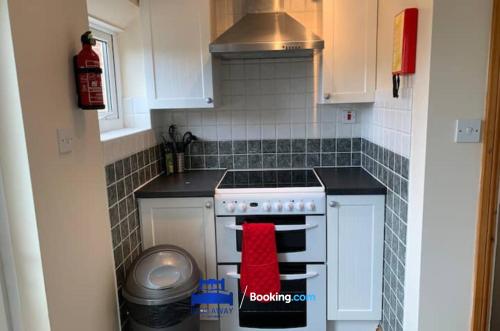 廚房, 3 Bedroom House For Contractors By Beds Away Short Lets & Serviced Accommodation Oxford With Free Pa in 考利