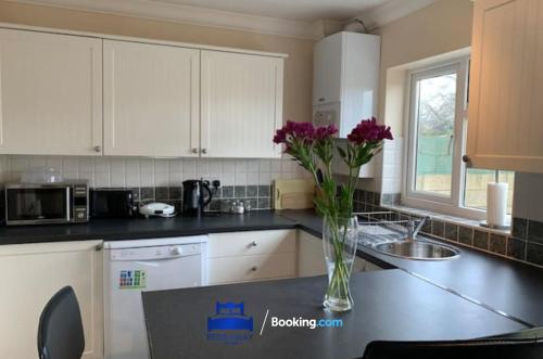 廚房, 3 Bedroom House For Contractors By Beds Away Short Lets & Serviced Accommodation Oxford With Free Pa in 考利