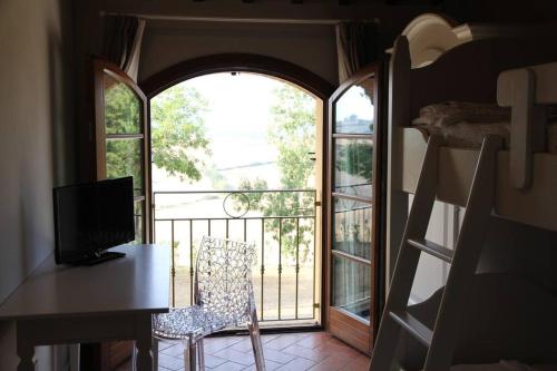 Skats, Villa Borgo del Silenzio with private pool, 5 apartments in Lajatico