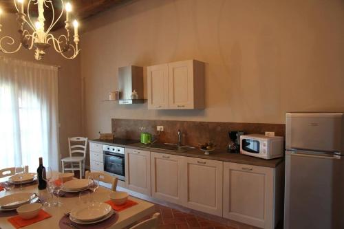 virtuve, Villa Borgo del Silenzio with private pool, 5 apartments in Lajatico