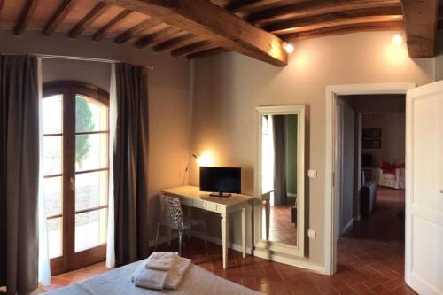 Villa Borgo del Silenzio with private pool, 5 apartments in Lajatico