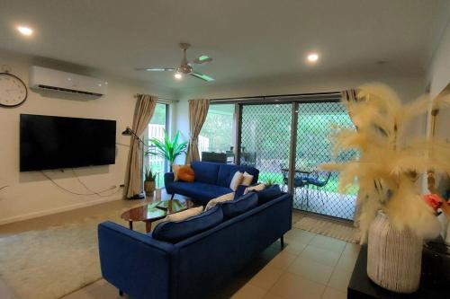 Deluxe Fully Air-conditioned 4BR House with Movie & Family Room