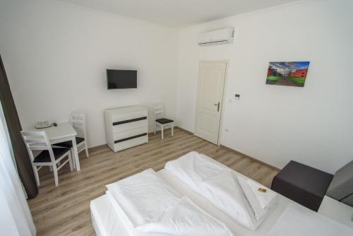 1 king bed, 1 sofa bed