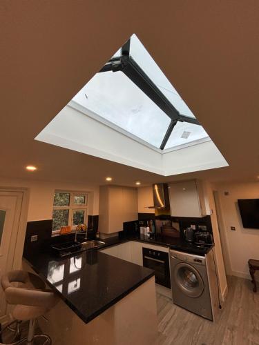 CozyNest 2BR Modern Property with Parking in Hughenden