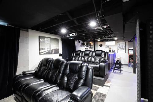 Relaxing~ Hot Tub ~ Hideout with Home theatre & arcade games! in Ferndale, USA
