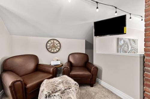 Relaxing~ Hot Tub ~ Hideout with Home theatre & arcade games! in Ferndale, USA